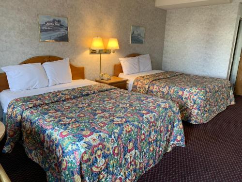 Ein Bett oder Betten in einem Zimmer der Unterkunft Olde Amish Inn