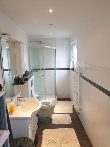 Koupelna v ubytování Wohnung, Zimmer in Frankfurt Flughafen zu vermieten