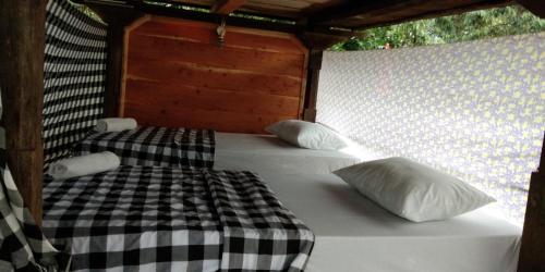 Posteľ alebo postele v izbe v ubytovaní ESA di Kubu Homestay