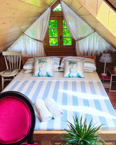 a bedroom with a bed in a tent at Villa Botanica in Mirkovec