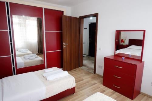 a bedroom with two beds and a mirror at Hotel Kings Apartments in Kolgecaj