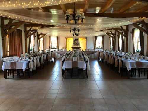 a large banquet hall with tables and chairs in it at Antal-tavi Fogadó és Horgászparadicsom in Szentes