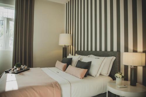- une chambre avec un grand lit blanc et deux lampes dans l'établissement Casal dos Capelinhos - Douro, à Santa Marta de Penaguião