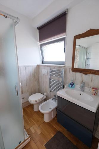 ヴィテルボにあるAxia Terme B&B, 4 min dal Centro Storico - PARK privatoの洗面台、トイレ、鏡のあるバスルーム