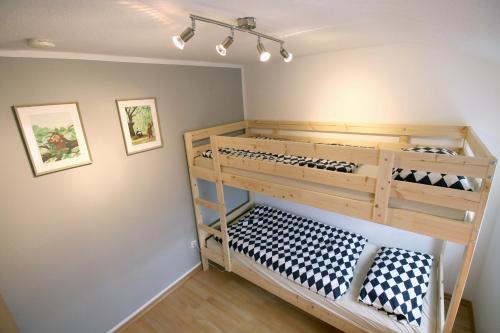 ein Schlafzimmer mit Etagenbetten in einem Zimmer in der Unterkunft Ferienhaus Winterberg-Zentrum in Winterberg