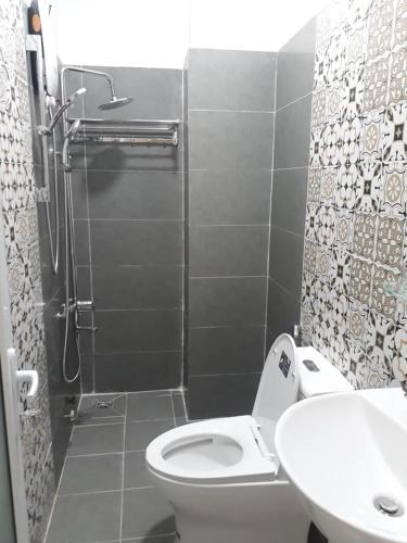 uma casa de banho com um WC e um lavatório em Guest house Hai Cô Chú em Da Lat