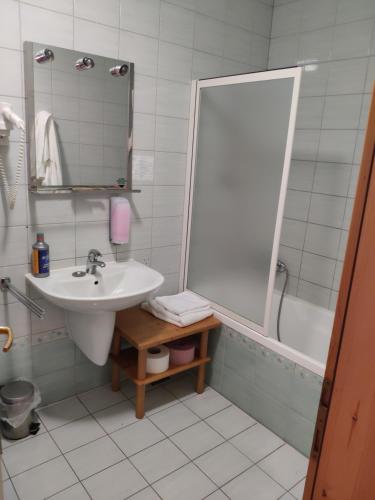 La salle de bains est pourvue d'un lavabo et d'une baignoire. dans l'établissement Antela appartments for up to 5 person on Mariborsko Pohorje, à Hočko Pohorje