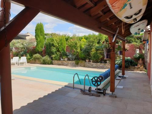 - une piscine dans une cour avec une piscine dans l'établissement REDHOUSE Chambre zen, à Roques