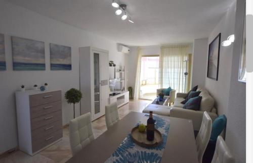 uma sala de estar com um sofá e uma mesa de jantar em Apartamento con vistas em Fuengirola