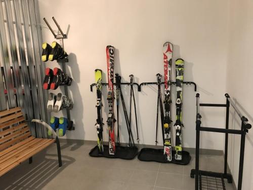 a group of skis and ski poles are lined up against a wall at Penthouse Skyview im Natur-Erlebnispark Bad Kleinkirchheim in Patergassen