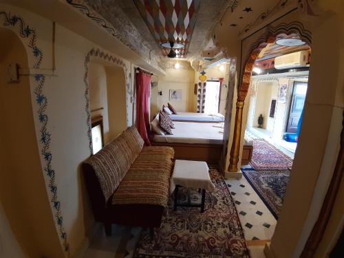 een treinwagon met een bed en een bank in een kamer bij Hotel Paradise in Jaisalmer