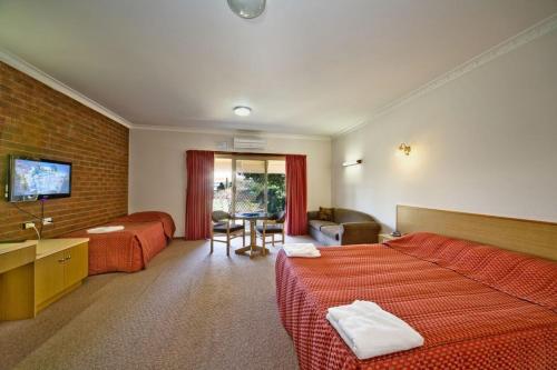 Televisyen dan/atau pusat hiburan di Paradise Lakes Motel Shepparton