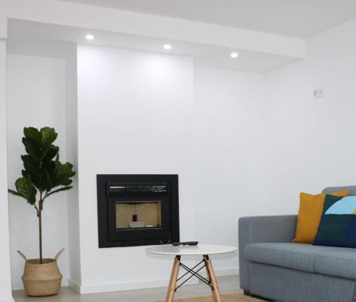 a living room with a couch and a fire place at COLD CITY HOUSE in Guarda