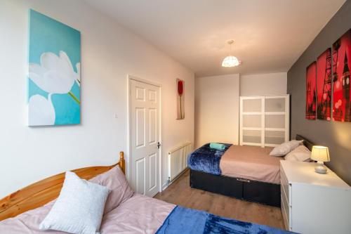 Säng eller sängar i ett rum på 3 bedroom apartment newcastle city centre