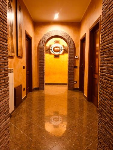 a hallway with an archway and a yellow wall at Armonia B&B in Aquino