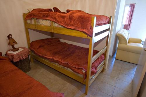 
Una cama o camas cuchetas en una habitación  de Cabañas Orión
