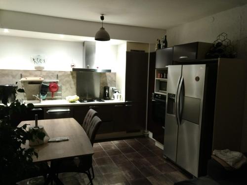 Кухня или кухненски бокс в Appartement centre-ville proche lac et thermes