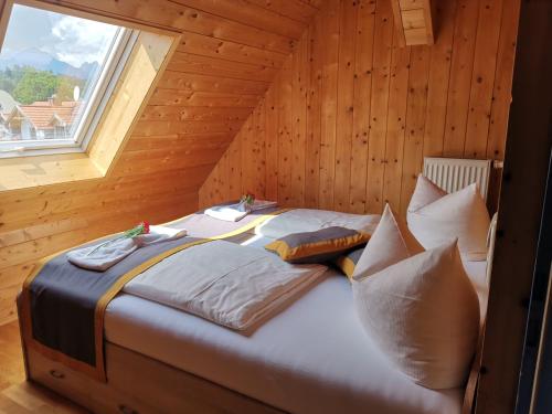 Tempat tidur dalam kamar di City Ferienwohnung Füssen 1