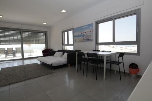 Ένα ή περισσότερα κρεβάτια σε δωμάτιο στο SeaScape Terraces Netanya