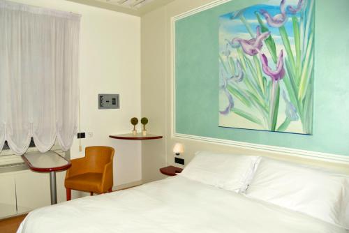 a bedroom with a bed and a painting on the wall at Hotel Giotto in Turin