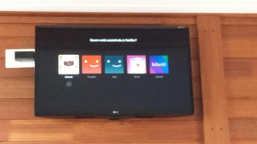 TV a/nebo společenská místnost v ubytování Residencial Chalés Riviera