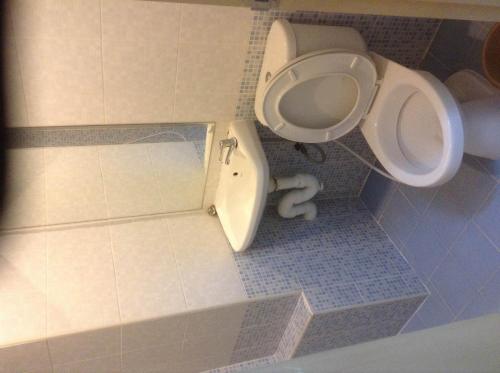 ノンタブリーにあるBaan Romdeeのトイレ付きのバスルームのモデル