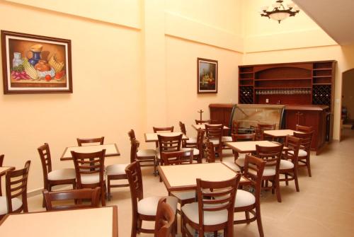 a dining room filled with tables and chairs at Hotel Centenario in Iguala de la Independencia