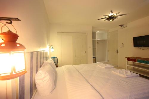 Una cama o camas en una habitación de Hub Hua Hin 57