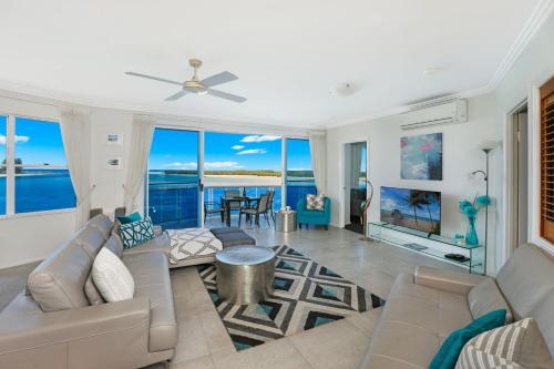 uma sala de estar com um sofá e uma mesa em Watermark Resort Caloundra em Caloundra