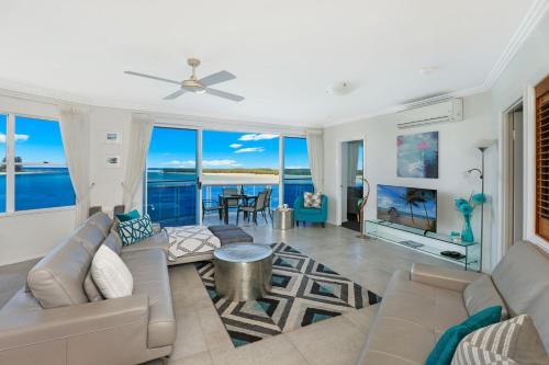 una sala de estar con un sofá y una mesa en Watermark Resort Caloundra, en Caloundra
