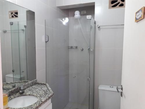 ein Bad mit einer Dusche, einem Waschbecken und einem WC in der Unterkunft Apartamento aconchegante in Recife