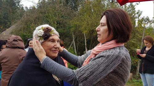 a woman helping a woman with her hair at Cabañas Rukas Licantén in Licantén