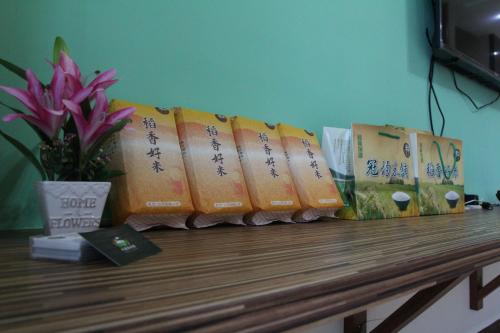 a row of books sitting on top of a counter at Chishang Daoxiang Hotel in Chishang