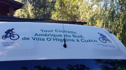 a sign on the side of a food truck at Cabañas Rukas Licantén in Licantén