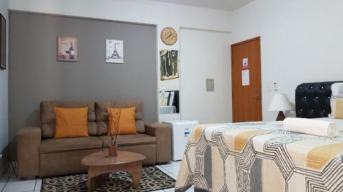 een woonkamer met een bank en een bed bij B & A Suites Inn Hotel - Quarto Luxo Platinum in Anápolis