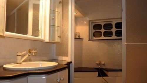 a bathroom with a sink and a mirror at Zimmer Ram in ‘Isfiyā