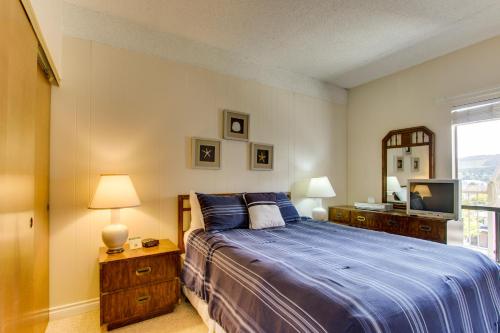 Schlafzimmer mit einem Bett, einem TV und einem Fenster in der Unterkunft Sand & Sea: Sailor's Retreat (400) in Seaside
