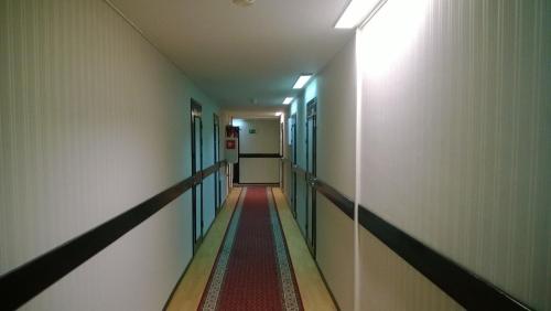 a hallway of a hospital with a corrid at Hotelli Sandels in Siilinjärvi