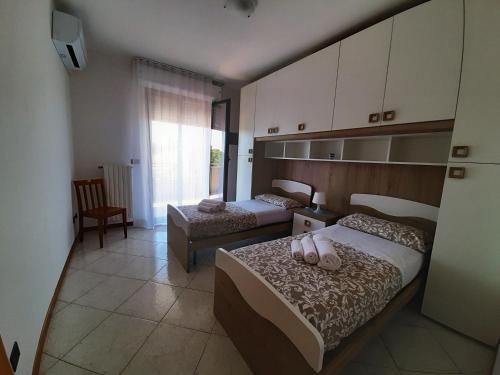 A bed or beds in a room at DOMUS MARIS Viserba, Spiagge e Centro a 100 mt, PROMO MAGGIO FIERA MACFRUT, FIERAVICOLA, EXPO DENTAL, MEETING RIMINI