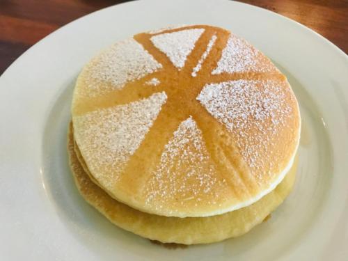 una pila di pancake su un piatto su un tavolo di Retreat Siargao Resort a General Luna