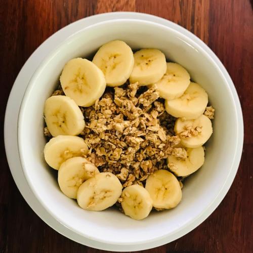 una ciotola di banane e granola su un tavolo di Retreat Siargao Resort a General Luna