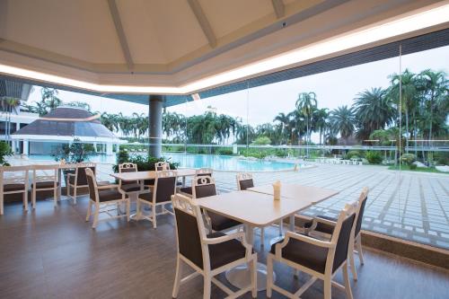 Bazén v ubytování The Imperial Hotel & Convention Centre Phitsanulok nebo v jeho okolí