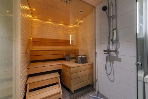 ein Badezimmer mit Sauna und Dusche in der Unterkunft New & luxurious apartment SUPERIOR by Arctic Homes in Rovaniemi