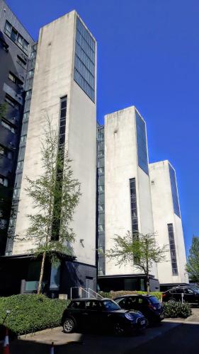 a building with cars parked in front of it at Elegant Apartment Near SECC/HYDRO in Finnieston, Glasgow in Glasgow
