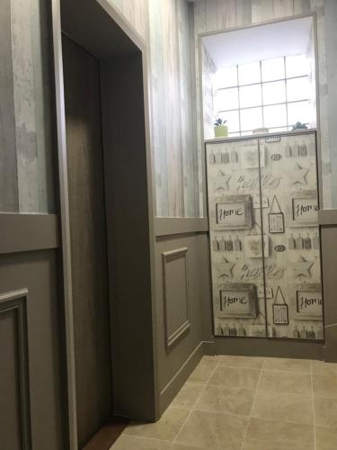 a room with a door and a window with boxes at Casa SM in Mennecy