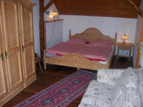 Ferienhaus Haus am Wald Nähe Loreley房間的床