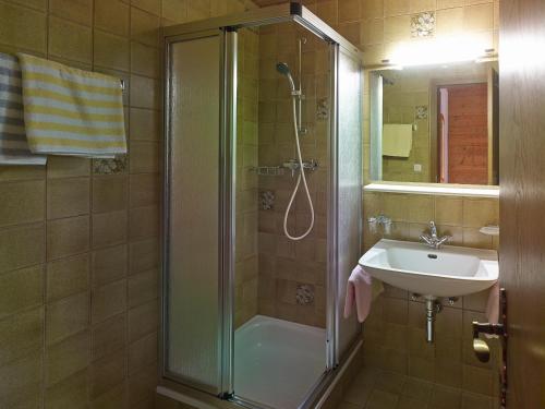 a bathroom with a shower and a sink at Appartementhaus Holiday in Lech am Arlberg