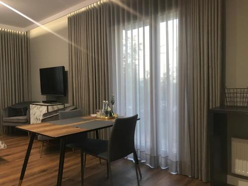 Μια τηλεόραση ή/και κέντρο ψυχαγωγίας στο Apartament SUNTIME