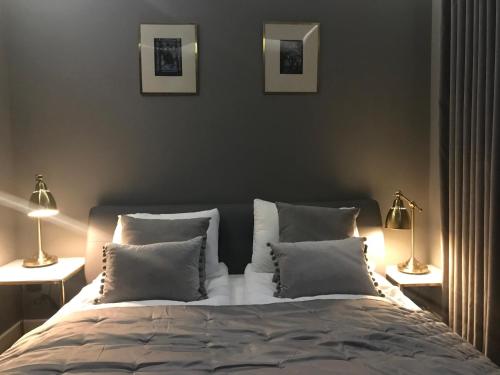 sypialnia z łóżkiem z poduszkami i 2 lampami w obiekcie Apartament SUNTIME w Radomiu