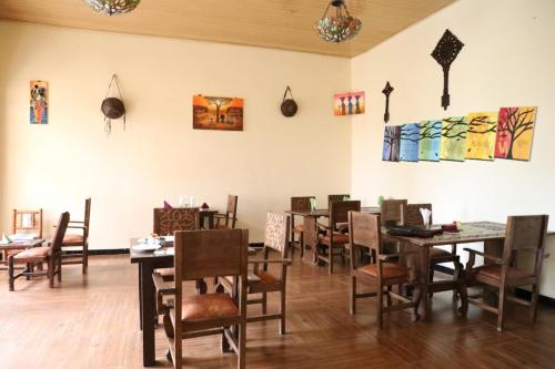 Restauracja lub miejsce do jedzenia w obiekcie FikirandRay Lodge